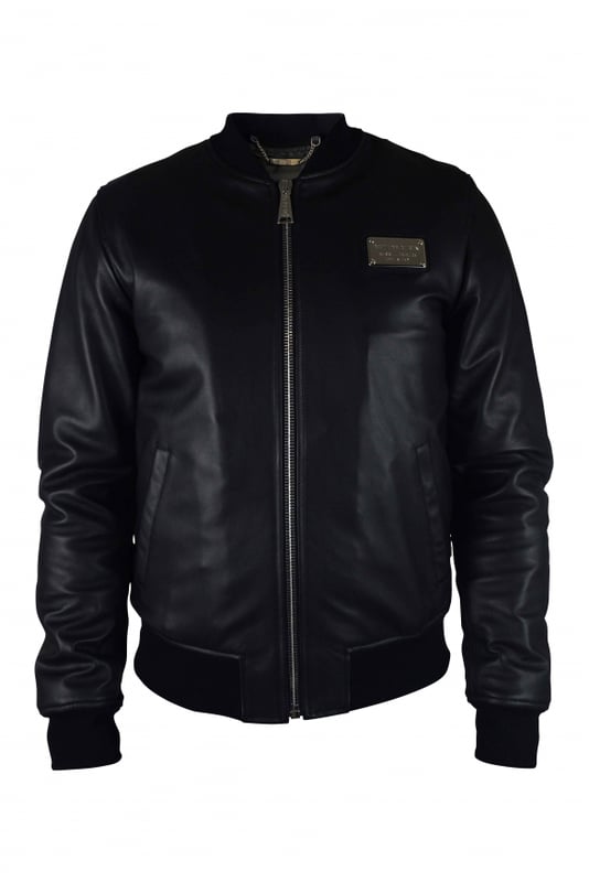 Chaqueta bomber Philipp Plein de piel negra con cierre de cremallera.Dorso acolchado con escritura de plata Philipp Plein.Elásticos negro en cintura y puños.Bolsillos laterales.Placa con logo en la parte delantera.Made in Italy.