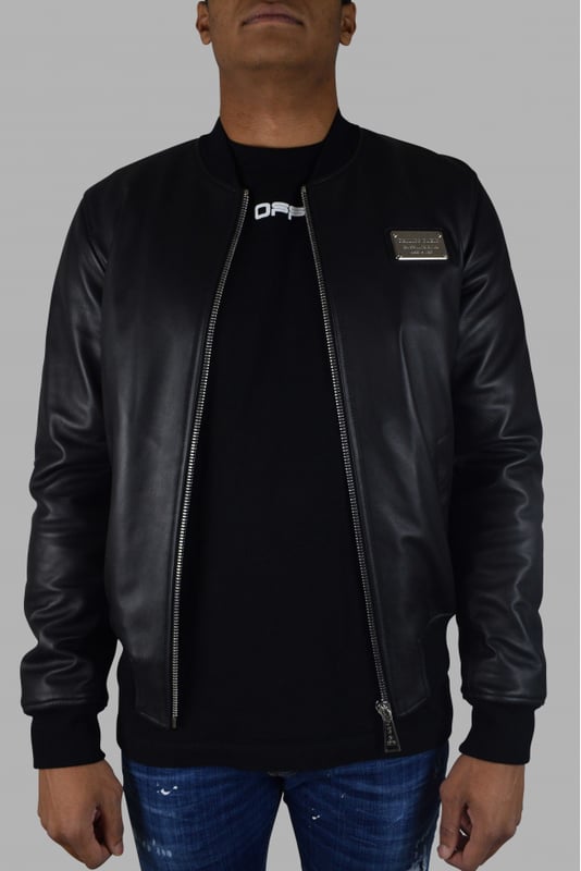 Chaqueta bomber Philipp Plein de piel negra con cierre de cremallera.Dorso acolchado con escritura de plata Philipp Plein.Elásticos negro en cintura y puños.Bolsillos laterales.Placa con logo en la parte delantera.Made in Italy.