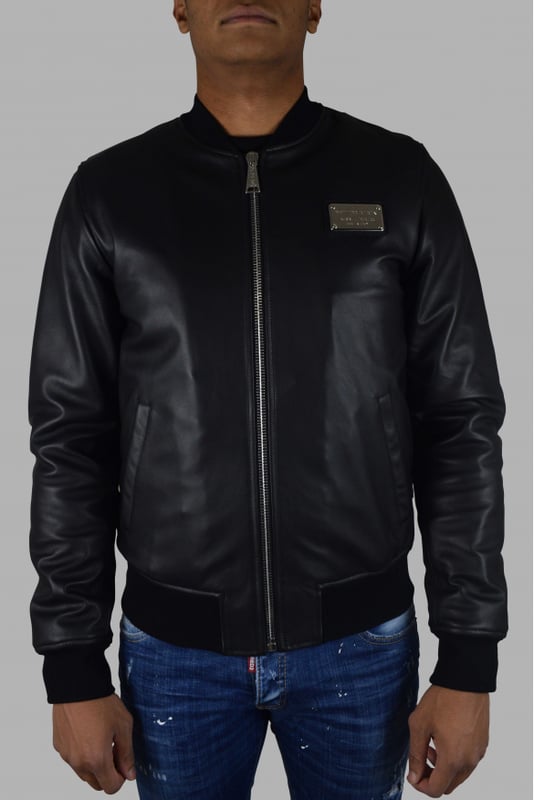 Chaqueta bomber Philipp Plein de piel negra con cierre de cremallera.Dorso acolchado con escritura de plata Philipp Plein.Elásticos negro en cintura y puños.Bolsillos laterales.Placa con logo en la parte delantera.Made in Italy.