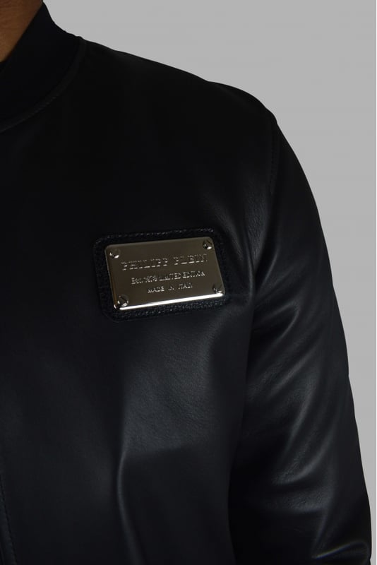 Chaqueta bomber Philipp Plein de piel negra con cierre de cremallera.Dorso acolchado con escritura de plata Philipp Plein.Elásticos negro en cintura y puños.Bolsillos laterales.Placa con logo en la parte delantera.Made in Italy.