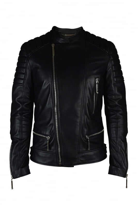 Chaqueta biker de Philipp Plein en piel negra con cierre de cremallera.Paneles de piel acolchada en hombros, codos y zona lumbar.Bolsillos delanteros con cierre de cremallera.Cierre de manga con cremallera.Logotipo de PP en la espalda.100% cuero.Made in Italy.