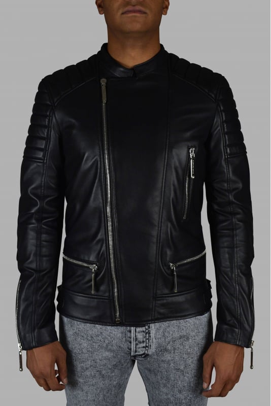 Chaqueta biker de Philipp Plein en piel negra con cierre de cremallera.Paneles de piel acolchada en hombros, codos y zona lumbar.Bolsillos delanteros con cierre de cremallera.Cierre de manga con cremallera.Logotipo de PP en la espalda.100% cuero.Made in Italy.