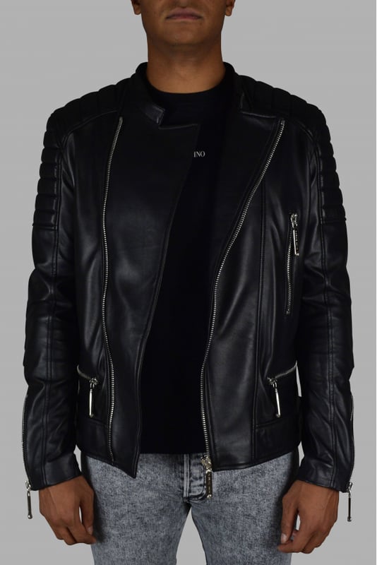 Chaqueta biker de Philipp Plein en piel negra con cierre de cremallera.Paneles de piel acolchada en hombros, codos y zona lumbar.Bolsillos delanteros con cierre de cremallera.Cierre de manga con cremallera.Logotipo de PP en la espalda.100% cuero.Made in Italy.