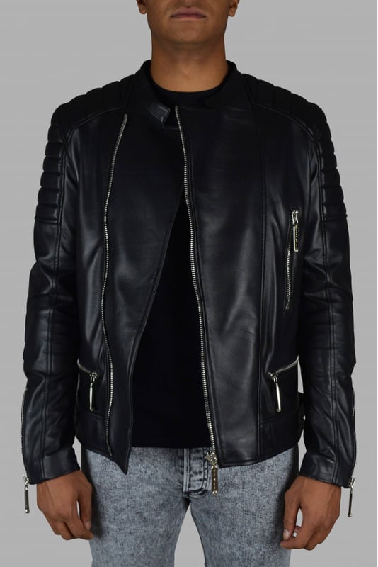 Chaqueta biker de Philipp Plein en piel negra con cierre de cremallera.Paneles de piel acolchada en hombros, codos y zona lumbar.Bolsillos delanteros con cierre de cremallera.Cierre de manga con cremallera.Logotipo de PP en la espalda.100% cuero.Made in Italy.