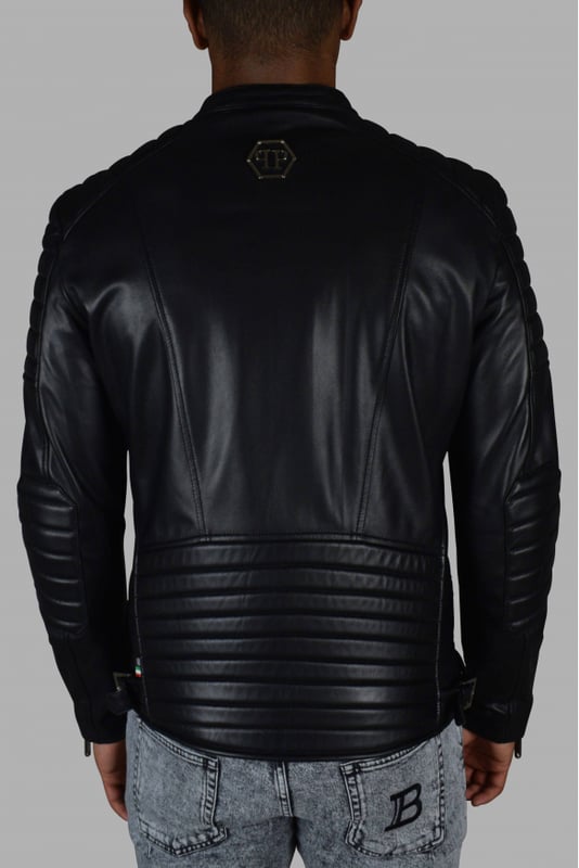 Chaqueta biker de Philipp Plein en piel negra con cierre de cremallera.Paneles de piel acolchada en hombros, codos y zona lumbar.Bolsillos delanteros con cierre de cremallera.Cierre de manga con cremallera.Logotipo de PP en la espalda.100% cuero.Made in Italy.