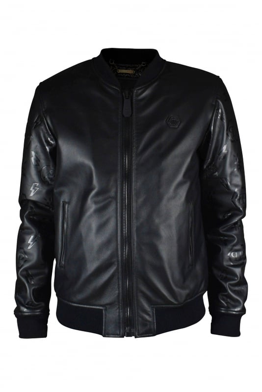 Chaqueta bomber Philipp Plein de piel negra con cierre de cremallera.Detalles de diseños negros en las mangas de piel.Elástico negro en cintura y puños.Placa con logo de PP negro en la parte delantera.Bolsillos laterales.Made in Italy.