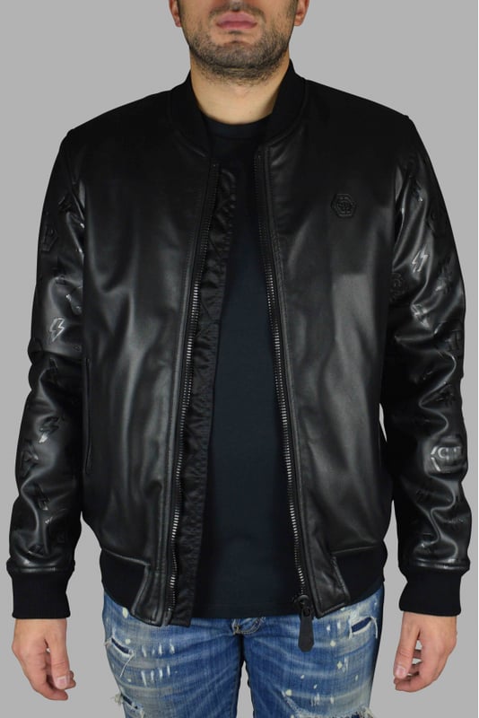 Chaqueta bomber Philipp Plein de piel negra con cierre de cremallera.Detalles de diseños negros en las mangas de piel.Elástico negro en cintura y puños.Placa con logo de PP negro en la parte delantera.Bolsillos laterales.Made in Italy.
