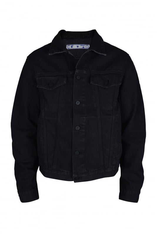 Chaqueta vaquera negra de Off-White.La icónica flecha negra en la espalda.Parche de cuero en la espalda.Cuello clásico, cierre frontal con botones y dos bolsillos en el pecho. Puños con botones.100% algodón.Made in Italy.
