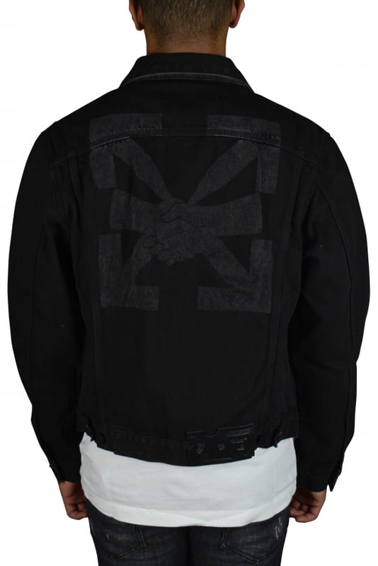 Chaqueta vaquera negra de Off-White.La icónica flecha negra en la espalda.Parche de cuero en la espalda.Cuello clásico, cierre frontal con botones y dos bolsillos en el pecho. Puños con botones.100% algodón.Made in Italy.