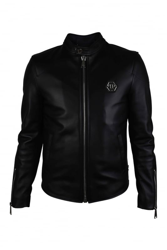 Philipp Plein Bikerjacke aus schwarzem Glattleder.Details aus silberfarbenem Metall.Reißverschluss und Knopf am Kragen.Hexagonaler PP-Logo-Patch auf der Brust.Zwei Seitentaschen mit Druckknopfverschluss.Made in Italy.