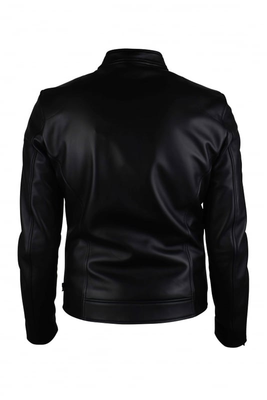 Philipp Plein Bikerjacke aus schwarzem Glattleder.Details aus silberfarbenem Metall.Reißverschluss und Knopf am Kragen.Hexagonaler PP-Logo-Patch auf der Brust.Zwei Seitentaschen mit Druckknopfverschluss.Made in Italy.