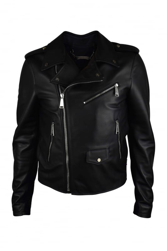 Chaqueta Philipp Plein Perfecto en suave piel negra.Diseño multibolsillos.Detalles metálicos plateados.Cierre central de cremallera.Cuello con solapa y 4 botones hexagonales plateados.Parche hexagonal con logotipo PP en la espalda.Dos bolsillos laterales con cremallera.Cierre de cremallera en las mangas.Tira de botones en los hombros.Made in Italy.