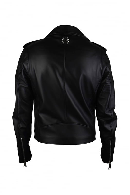 Chaqueta Philipp Plein Perfecto en suave piel negra.Diseño multibolsillos.Detalles metálicos plateados.Cierre central de cremallera.Cuello con solapa y 4 botones hexagonales plateados.Parche hexagonal con logotipo PP en la espalda.Dos bolsillos laterales con cremallera.Cierre de cremallera en las mangas.Tira de botones en los hombros.Made in Italy.