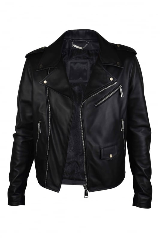 Chaqueta Philipp Plein Perfecto en suave piel negra.Diseño multibolsillos.Detalles metálicos plateados.Cierre central de cremallera.Cuello con solapa y 4 botones hexagonales plateados.Parche hexagonal con logotipo PP en la espalda.Dos bolsillos laterales con cremallera.Cierre de cremallera en las mangas.Tira de botones en los hombros.Made in Italy.