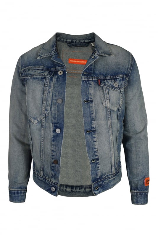 Colaboración Levi's x Heron Preston.Chaqueta vaquera lavada.Mangas largas.Cuello roto.Puños abotonados.Cierre con botones delanteros.Bolsillos con solapa en el pecho.Logotipo de Heron Preston cosido en la manga izquierda.Inscripción  Concrete jungle  en la manga izquierda en rosa y morado.Parche de cuero beige con el logotipo en la espalda.Bolsillos en la cintura.100% algodón.