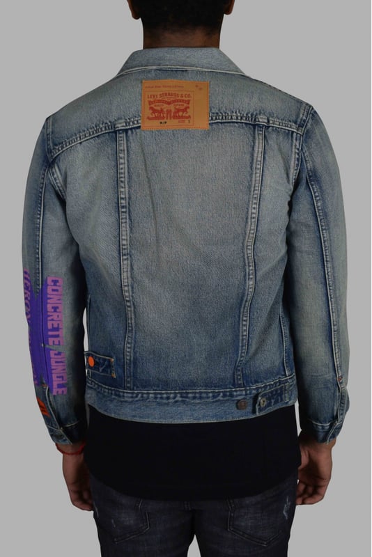 Colaboración Levi's x Heron Preston.Chaqueta vaquera lavada.Mangas largas.Cuello roto.Puños abotonados.Cierre con botones delanteros.Bolsillos con solapa en el pecho.Logotipo de Heron Preston cosido en la manga izquierda.Inscripción  Concrete jungle  en la manga izquierda en rosa y morado.Parche de cuero beige con el logotipo en la espalda.Bolsillos en la cintura.100% algodón.