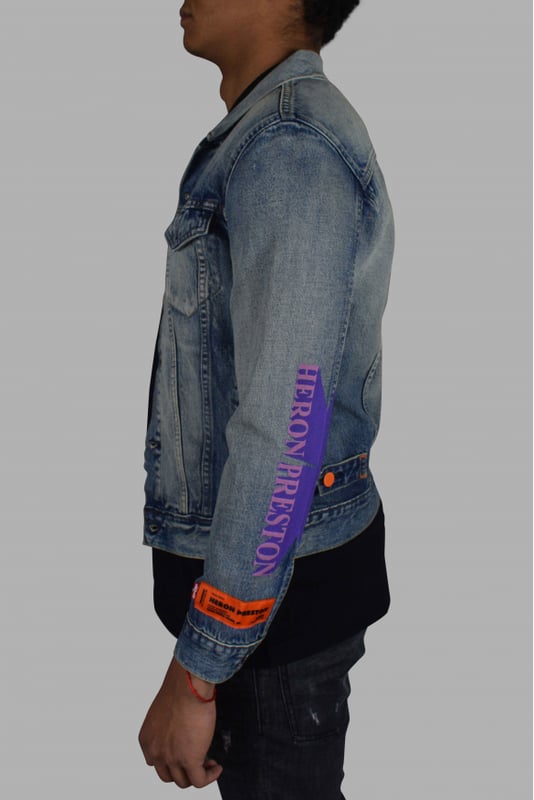 Colaboración Levi's x Heron Preston.Chaqueta vaquera lavada.Mangas largas.Cuello roto.Puños abotonados.Cierre con botones delanteros.Bolsillos con solapa en el pecho.Logotipo de Heron Preston cosido en la manga izquierda.Inscripción  Concrete jungle  en la manga izquierda en rosa y morado.Parche de cuero beige con el logotipo en la espalda.Bolsillos en la cintura.100% algodón.