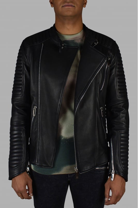 Chaqueta biker de Philipp Plein en piel negra con cierre de cremallera.Inserciones de piel en los hombros.Cierre de manga con cremallera.Logotipo de PP en la espalda.Bolsillos en la parte delantera.100% cuero.Made in Italy.