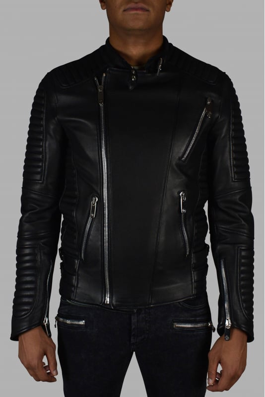 Chaqueta biker de Philipp Plein en piel negra con cierre de cremallera.Inserciones de piel en los hombros.Cierre de manga con cremallera.Logotipo de PP en la espalda.Bolsillos en la parte delantera.100% cuero.Made in Italy.