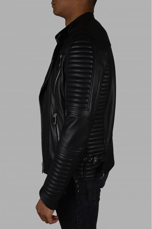Chaqueta biker de Philipp Plein en piel negra con cierre de cremallera.Inserciones de piel en los hombros.Cierre de manga con cremallera.Logotipo de PP en la espalda.Bolsillos en la parte delantera.100% cuero.Made in Italy.