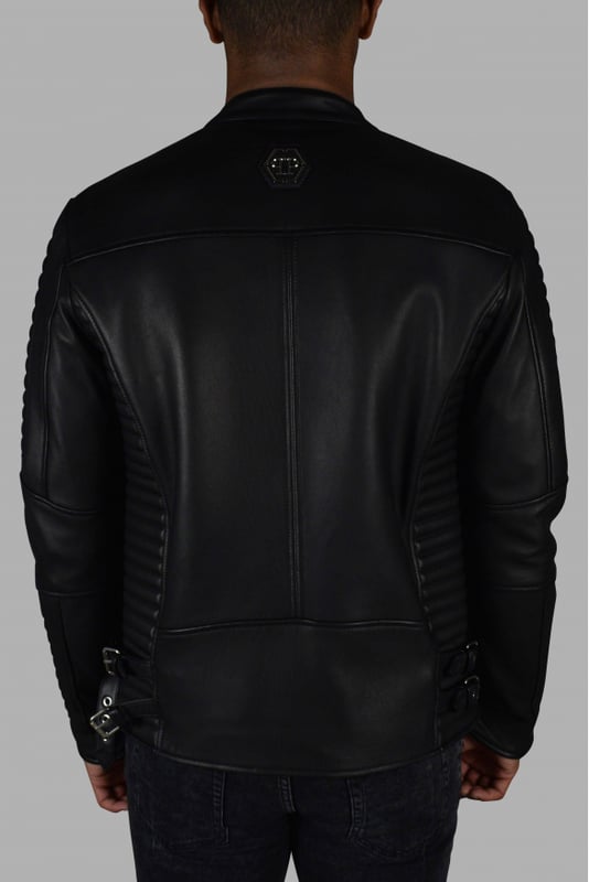 Chaqueta biker de Philipp Plein en piel negra con cierre de cremallera.Inserciones de piel en los hombros.Cierre de manga con cremallera.Logotipo de PP en la espalda.Bolsillos en la parte delantera.100% cuero.Made in Italy.
