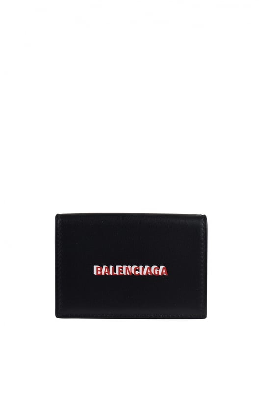 Minicartera Balenciaga de cuero negro liso.Logotipo  Balenciaga  blanco y rojo en la parte delantera.Bolsillo para billetes.3 ranuras para tarjetas.Monedero integrado con cierre a presión.Dimensiones: 6,9 x 9,4 x 3,8 cm.Made in Italy.