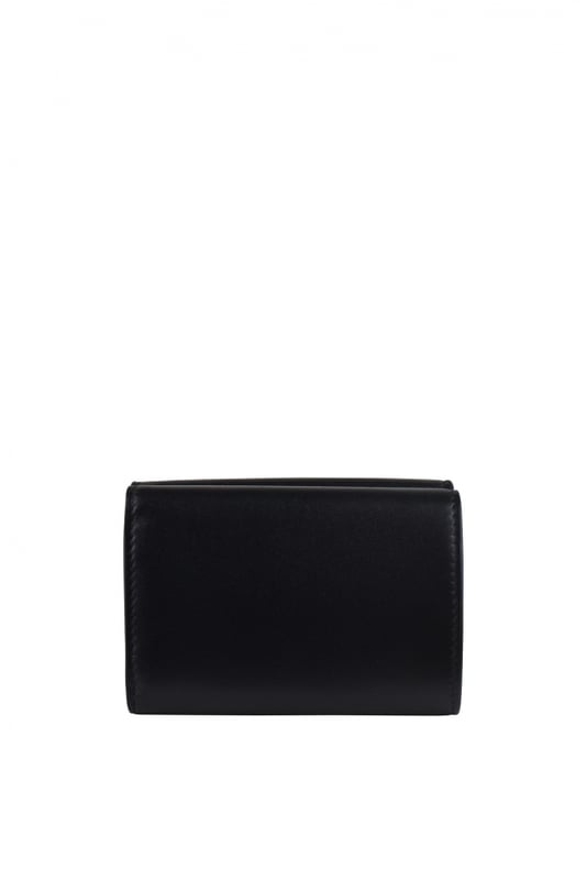 Minicartera Balenciaga de cuero negro liso.Logotipo  Balenciaga  blanco y rojo en la parte delantera.Bolsillo para billetes.3 ranuras para tarjetas.Monedero integrado con cierre a presión.Dimensiones: 6,9 x 9,4 x 3,8 cm.Made in Italy.