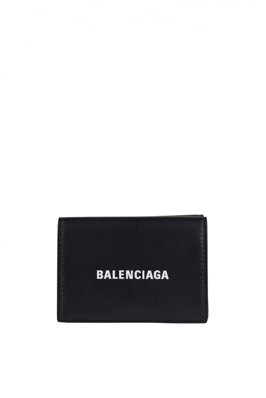 Minicartera Balenciaga de piel granulada negra.Logotipo  Balenciaga  en blanco en la parte delantera.Extremos redondeados.Bolsillo para billetes.3 ranuras para tarjetas.Monedero integrado con cierre a presión.Dimensiones: 6,9 x 9,4 x 3,8 cm.Made in Italy.