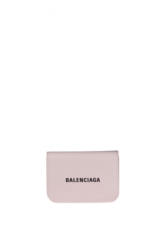 Balenciaga miniplånbok i slätt rosa läder.Svart  Balenciaga -logotyp skrivet på framsidan.Rundade ändar.Biljettficka.3 kortfack.Integrerad myntväska med snäppstängning.Mått: 9 x 8 x 2.>Major: 9 x 8 x 2. i Italien.