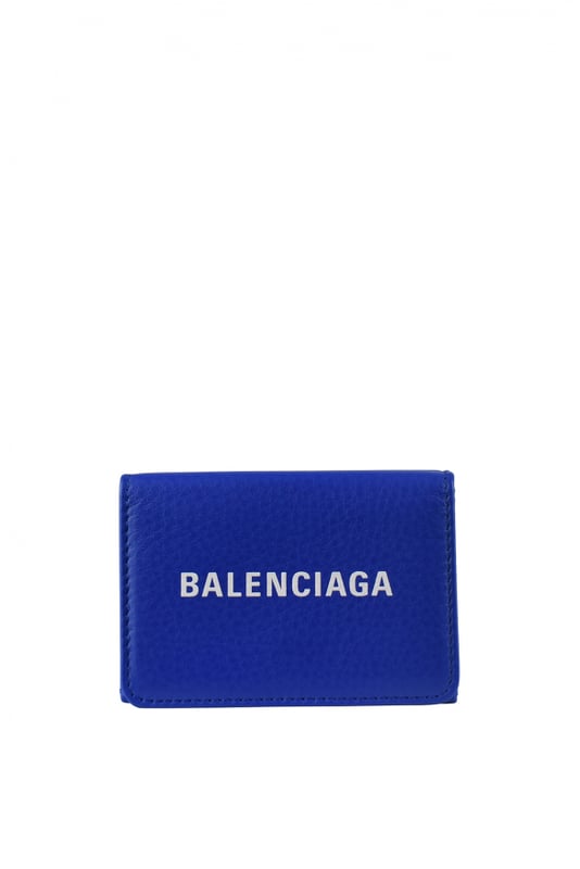 Balenciaga miniplånbok i blånärgat läder.Vit  Balenciaga -logotyp skrivet på framsidan.Rundade ändar.Sedelficka.3 kortfack.Integrerad myntväska med snäppstängning.Mått: 6,9 x 3,84 x 9,4 cm i Italien.