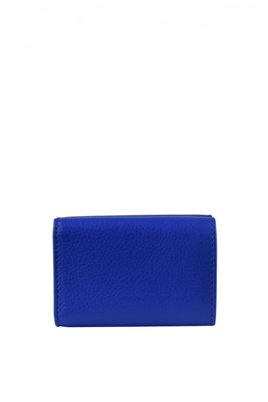 Balenciaga miniplånbok i blånärgat läder.Vit  Balenciaga -logotyp skrivet på framsidan.Rundade ändar.Sedelficka.3 kortfack.Integrerad myntväska med snäppstängning.Mått: 6,9 x 3,84 x 9,4 cm i Italien.
