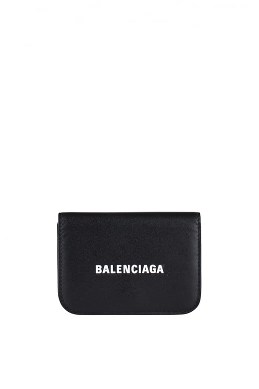 Minicartera Balenciaga de piel negra.Logotipo  Balenciaga  blanco en la parte delantera.Extremos redondeados.Bolsillo para billetes.3 ranuras para tarjetas.Monedero integrado con cierre a presión.Dimensiones: W6.9xH9.4xW3.8 cm.Made in Italy.