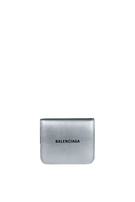 Balenciaga mini-portemonnee van zilverkleurig leer.Zwart 'Balenciaga'-logo op de voorkant.Afgeronde uiteinden.Bak voor briefgeld.3 kaartsleuven.Geïntegreerd portemonneetje met druksluiting.Afmetingen: 9 x 8 x 2,3 cm.100% leer.Gemaakt in Italië.