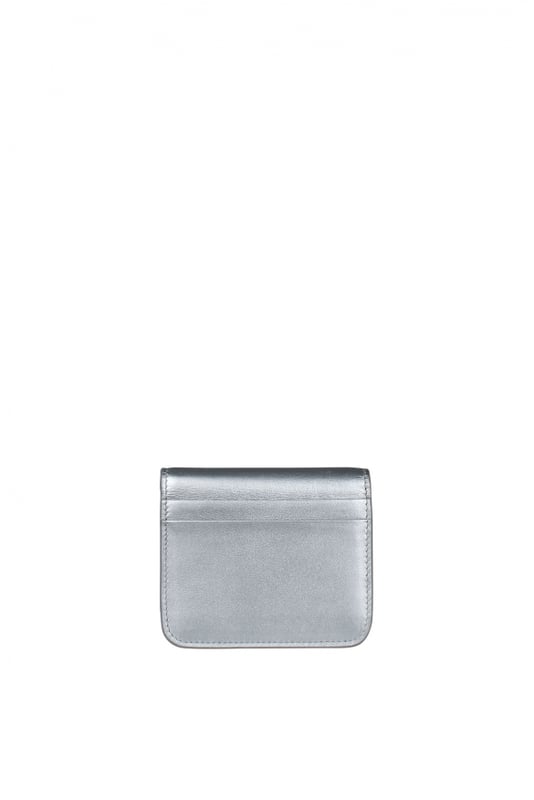 Balenciaga mini-portemonnee van zilverkleurig leer.Zwart 'Balenciaga'-logo op de voorkant.Afgeronde uiteinden.Bak voor briefgeld.3 kaartsleuven.Geïntegreerd portemonneetje met druksluiting.Afmetingen: 9 x 8 x 2,3 cm.100% leer.Gemaakt in Italië.