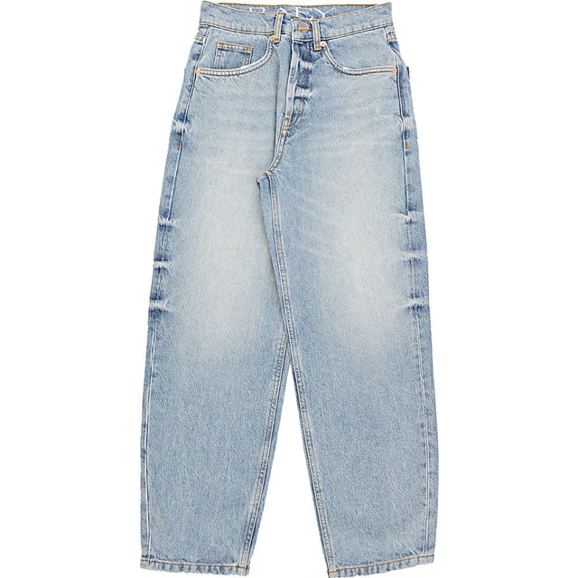 Elevate your denim collection with the RAEY Women's Organic Crop Carrot Leg Jean, made from 100% organic cotton for a sustainable and stylish fit. The cropped, carrot-leg design offers a flattering, relaxed silhouette that tapers toward the ankle for a modern, effortless look. The organic cotton fabric ensures softness and comfort, while the classic wash adds versatility to pair with a range of tops. Perfect for both casual days and elevated outings, these jeans combine eco-conscious materials with timeless style.