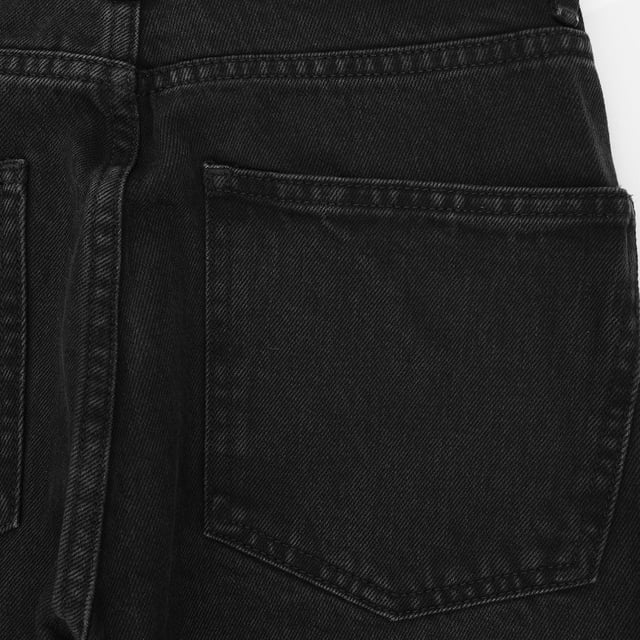 Elevate your denim collection with the RAEY Women's Organic Crop Carrot Leg Jean, made from 100% organic cotton for a sustainable and stylish fit. The cropped, carrot-leg design offers a flattering, relaxed silhouette that tapers toward the ankle for a modern, effortless look. The organic cotton fabric ensures softness and comfort, while the classic wash adds versatility to pair with a range of tops. Perfect for both casual days and elevated outings, these jeans combine eco-conscious materials with timeless style.