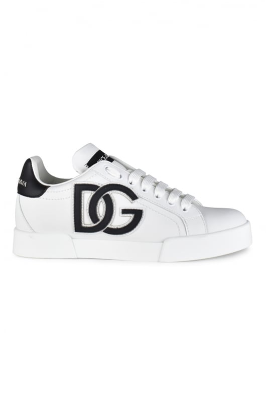 Dolce&Gabbana Sneakers Portofino Weiß Dolce&Gabbana Portofino Low Sneakers aus weißem Leder.Schwarzer, geprägter Logo-Print an der Seite.Schwarze Lederkappe mit Logo.Schwarzer Logo-Patch auf der Zunge.Flache weiße Schnürsenkel.Weiße Außensohle aus Gummi.Made in Italy.