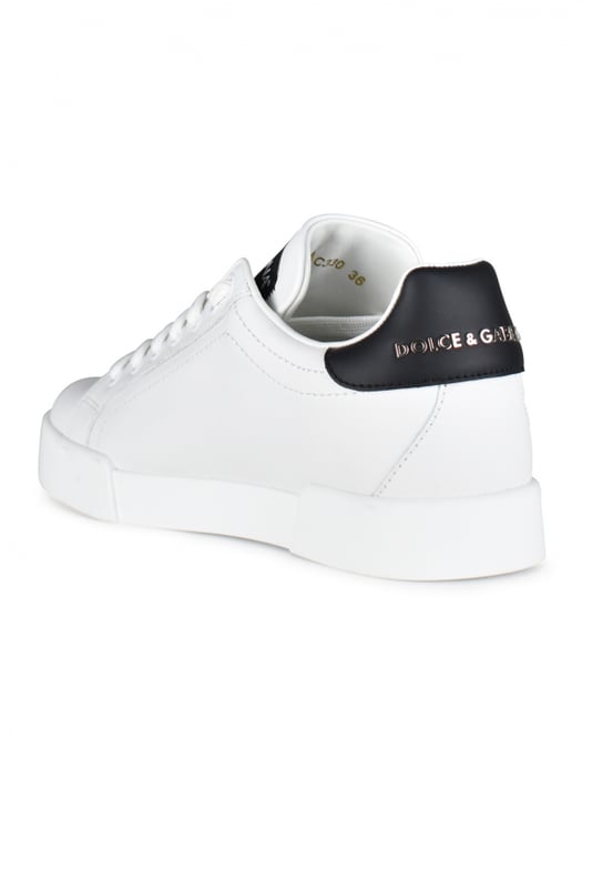 Dolce&Gabbana Sneakers Portofino Weiß Dolce&Gabbana Portofino Low Sneakers aus weißem Leder.Schwarzer, geprägter Logo-Print an der Seite.Schwarze Lederkappe mit Logo.Schwarzer Logo-Patch auf der Zunge.Flache weiße Schnürsenkel.Weiße Außensohle aus Gummi.Made in Italy.