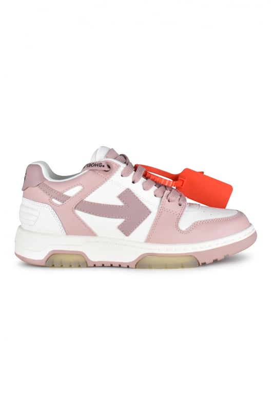 Sneakers bajas Out Of Office en piel blanca y rosa.Diseño bicolor con la icónica flecha de la marca.Etiqueta de plástico roja con cremallera.Cierre con cordones.Suela plana de caucho.Made in Italy.