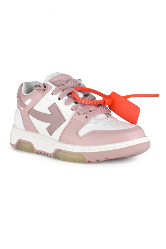 Sneakers bajas Out Of Office en piel blanca y rosa.Diseño bicolor con la icónica flecha de la marca.Etiqueta de plástico roja con cremallera.Cierre con cordones.Suela plana de caucho.Made in Italy.