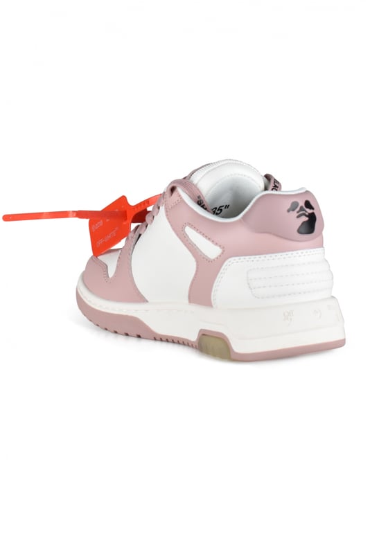 Sneakers bajas Out Of Office en piel blanca y rosa.Diseño bicolor con la icónica flecha de la marca.Etiqueta de plástico roja con cremallera.Cierre con cordones.Suela plana de caucho.Made in Italy.