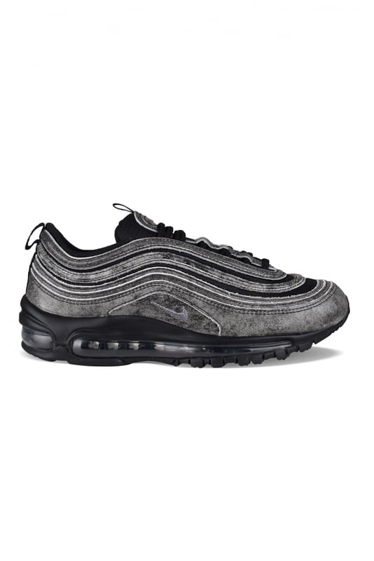 Sneakers Nike Air Max 97 de piel negra y gris Comme Des Garçons Play x Nike.Colección  Nomad  Otoño/Invierno 22.Logotipo Swoosh gris bordado en el exterior.Cierre delantero con cordones negros.Suela gruesa de caucho transparente.Diseño de paneles.Puntera redondeada.