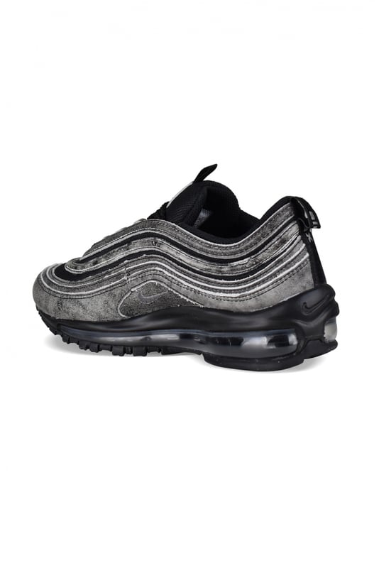 Sneakers Nike Air Max 97 de piel negra y gris Comme Des Garçons Play x Nike.Colección  Nomad  Otoño/Invierno 22.Logotipo Swoosh gris bordado en el exterior.Cierre delantero con cordones negros.Suela gruesa de caucho transparente.Diseño de paneles.Puntera redondeada.