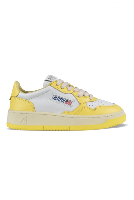 Sneakers bajas Autry de piel blanca y amarilla.Parche con logotipo en el exterior. Talonera de piel amarilla con logotipo en relieve.Lengüeta con parche del logotipo.Suela de goma con efecto amarillento. Cierre con cordones.Puntera redonda perforada.100% piel.