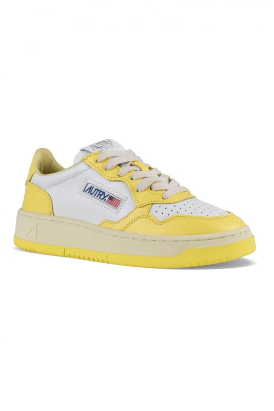 Sneakers bajas Autry de piel blanca y amarilla.Parche con logotipo en el exterior. Talonera de piel amarilla con logotipo en relieve.Lengüeta con parche del logotipo.Suela de goma con efecto amarillento. Cierre con cordones.Puntera redonda perforada.100% piel.