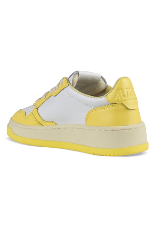 Sneakers bajas Autry de piel blanca y amarilla.Parche con logotipo en el exterior. Talonera de piel amarilla con logotipo en relieve.Lengüeta con parche del logotipo.Suela de goma con efecto amarillento. Cierre con cordones.Puntera redonda perforada.100% piel.