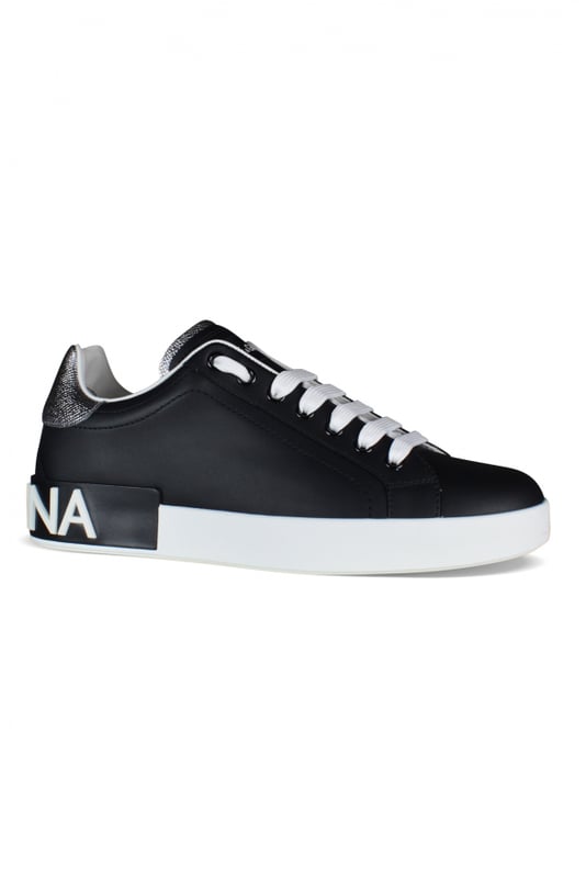 Sneakers Portofino Dolce&Gabbana.Piel negra.Logotipo de la firma en contraste en la suela.Contrafuerte de cuero plateado.Cierre de cordón plano blanco.Suela de goma gruesa blanca.Made in Italy.