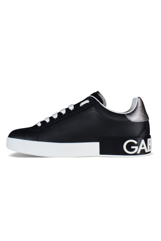 Sneakers Portofino Dolce&Gabbana.Piel negra.Logotipo de la firma en contraste en la suela.Contrafuerte de cuero plateado.Cierre de cordón plano blanco.Suela de goma gruesa blanca.Made in Italy.