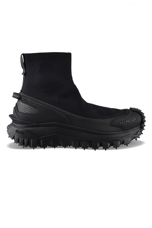 Moncler Trailgrip hoge sneakers in zwart.Mesh-bovenwerk.Logo in reliëf aan de buitenkant.Getextureerde rubberen neus.Hieltreklipje.Moncler-logo aan de buitenkant en hiel.Zwarte Vibram MEGAGRIP rubberen buitenzool.Zooldikte: 4,5 cm.