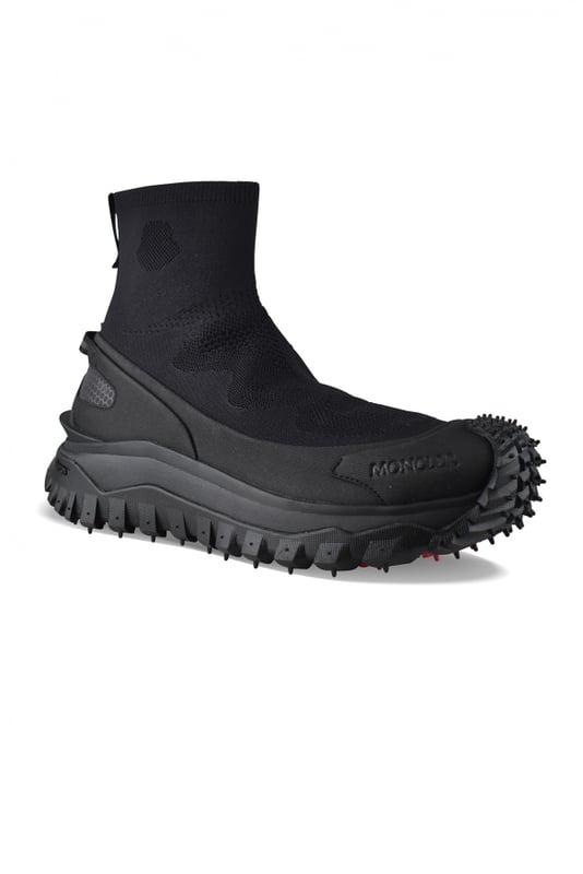 Moncler Trailgrip hoge sneakers in zwart.Mesh-bovenwerk.Logo in reliëf aan de buitenkant.Getextureerde rubberen neus.Hieltreklipje.Moncler-logo aan de buitenkant en hiel.Zwarte Vibram MEGAGRIP rubberen buitenzool.Zooldikte: 4,5 cm.